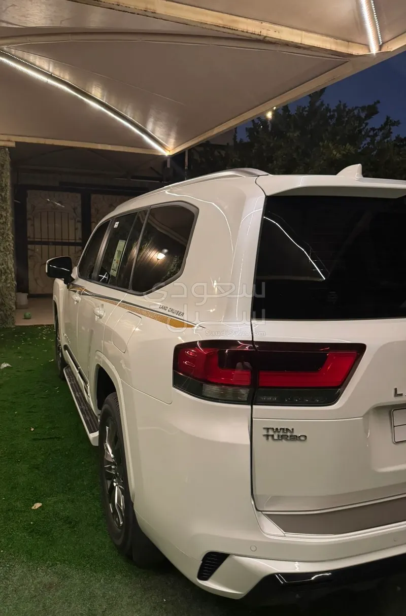 2025 Toyota Land Cruiser GXR 4