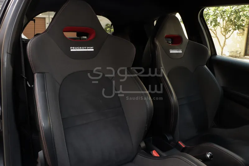 2017 بيجو 208 GTi