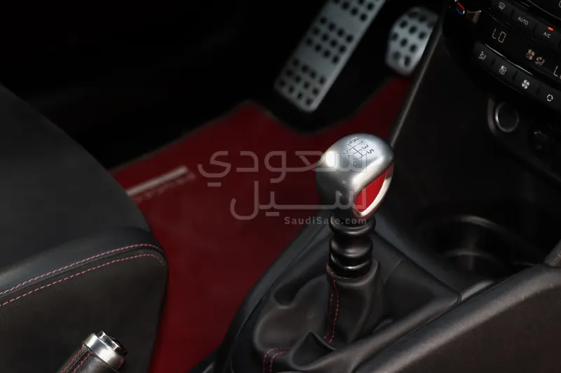 2017 بيجو 208 GTi