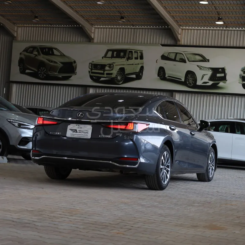 2025 Lexus ES 250