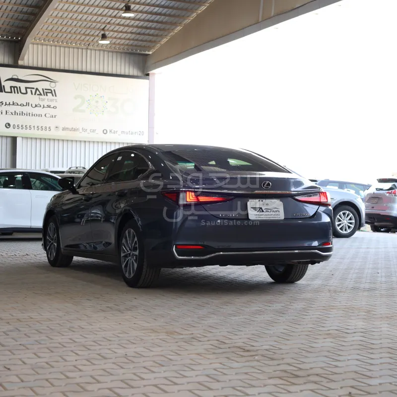 2025 Lexus ES 250
