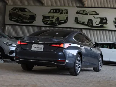 2025 Lexus ES 250