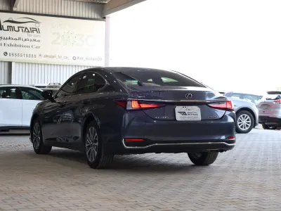 2025 Lexus ES 250