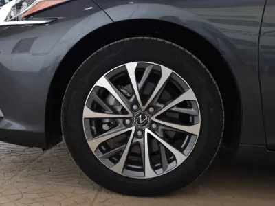 2025 Lexus ES 250