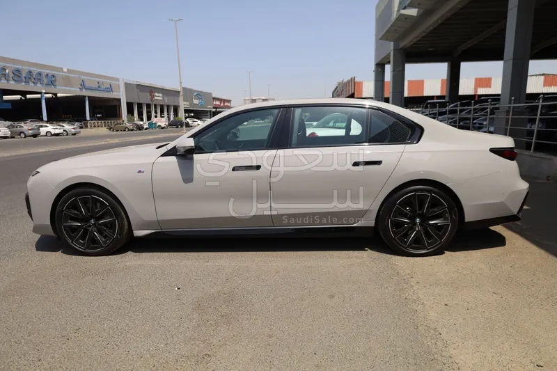 2025 بي ام دبليو الفئة السابعة 740أي