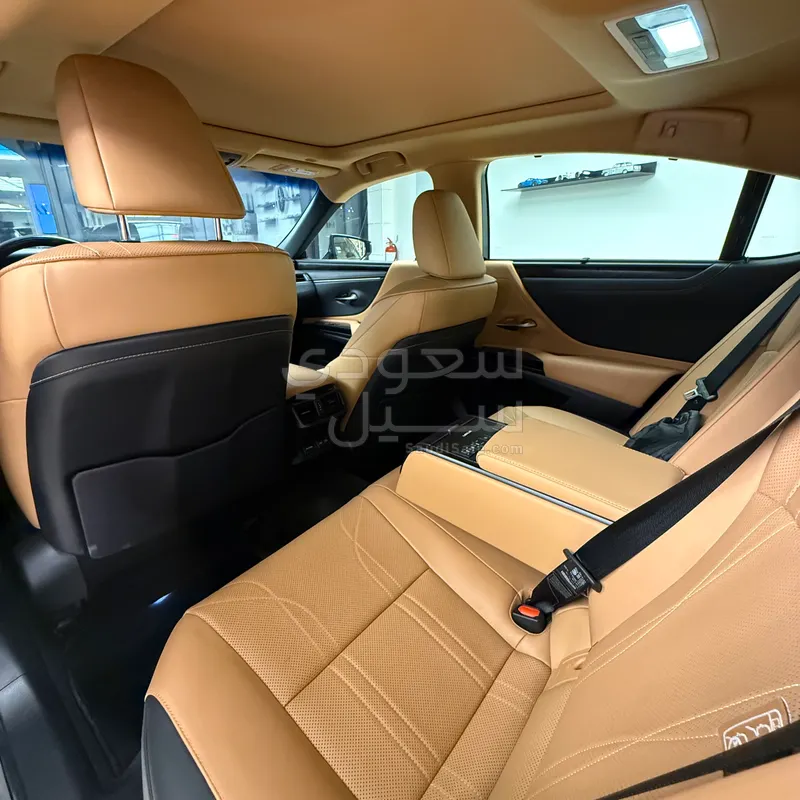 2023 لكزس إي إس 350