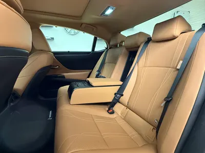 2023 لكزس إي إس 350