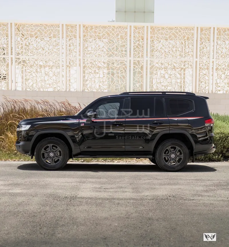 2022 Toyota Land Cruiser GR sport