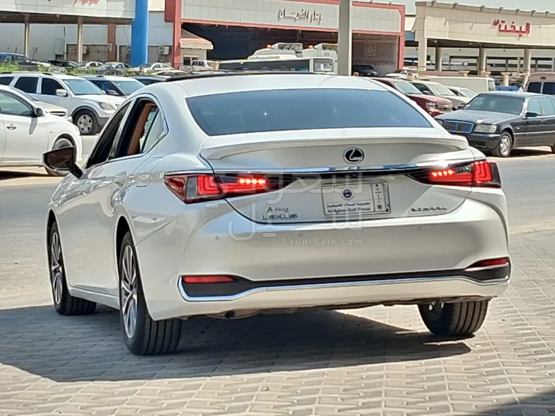 2023 لكزس إي إس 300إتش