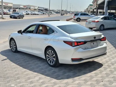 2023 لكزس إي إس 300إتش