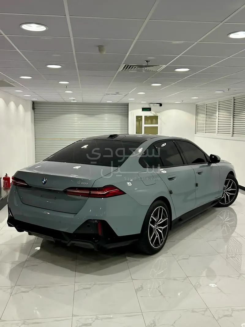 2025 BMW 5 Series 520i Mkit