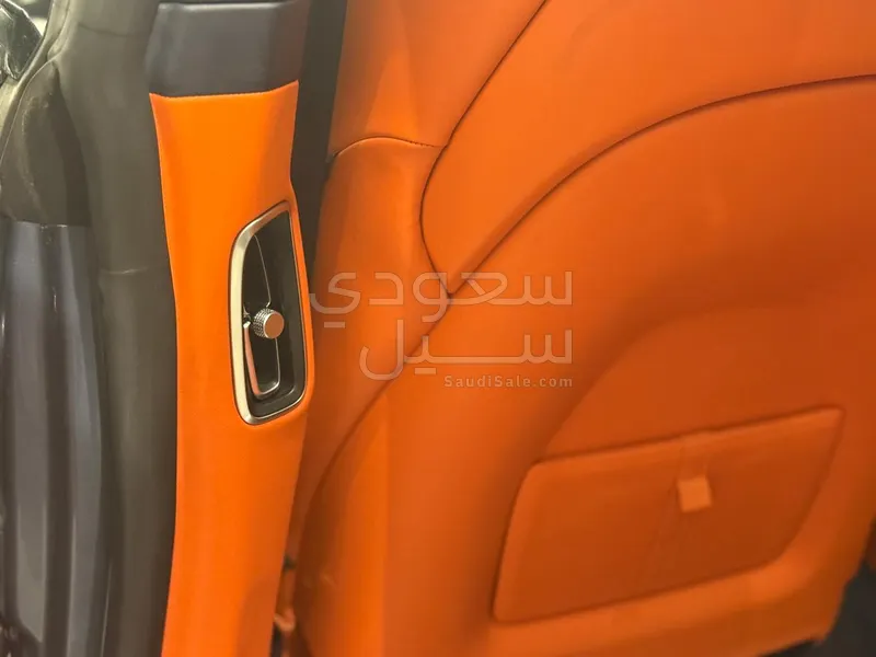 2021 استون مارتن دي بي اكس