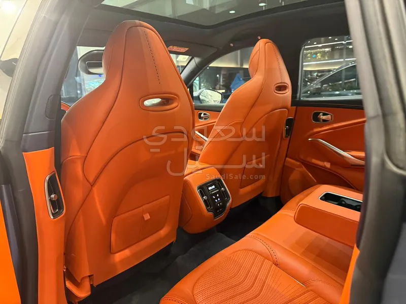 2021 استون مارتن دي بي اكس