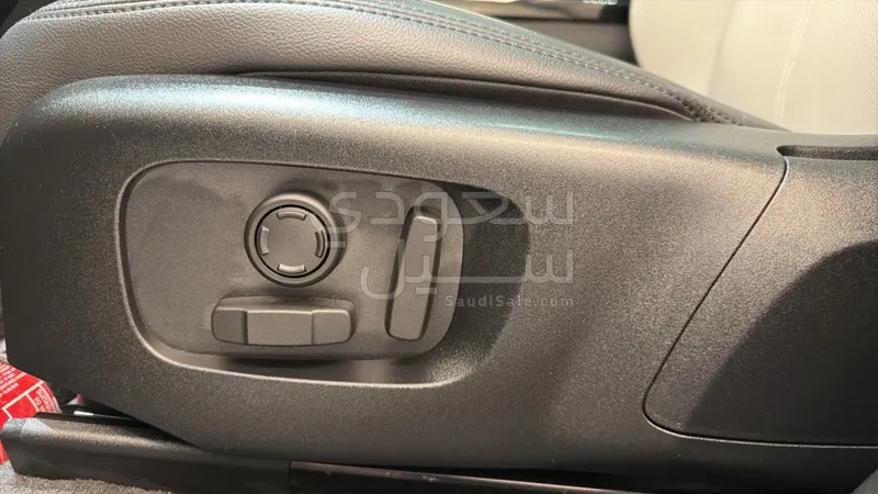 2025 لاند روفر رينج روفر فيلار أر - دايناميك