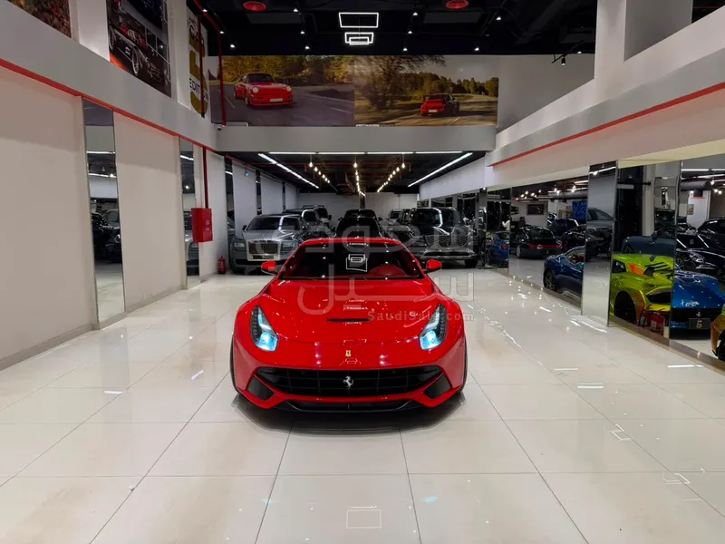 2016 فيراري اف 12