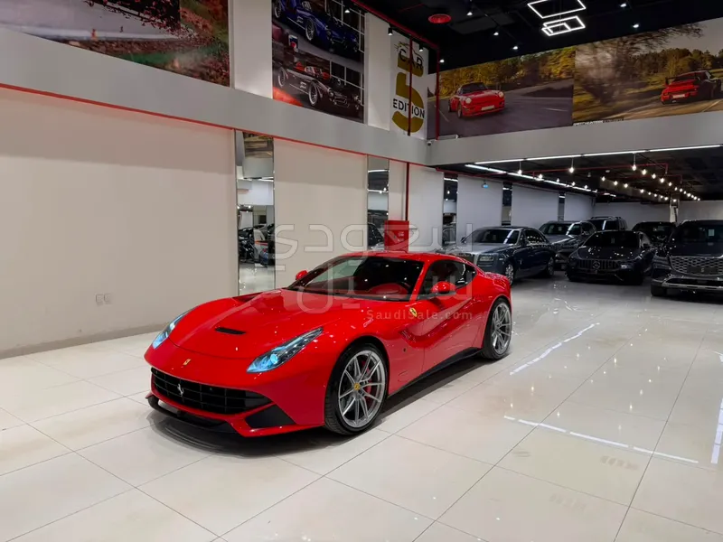 2016 فيراري اف 12