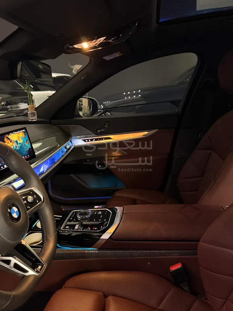 2025 بي ام دبليو الفئة السابعة 735أي