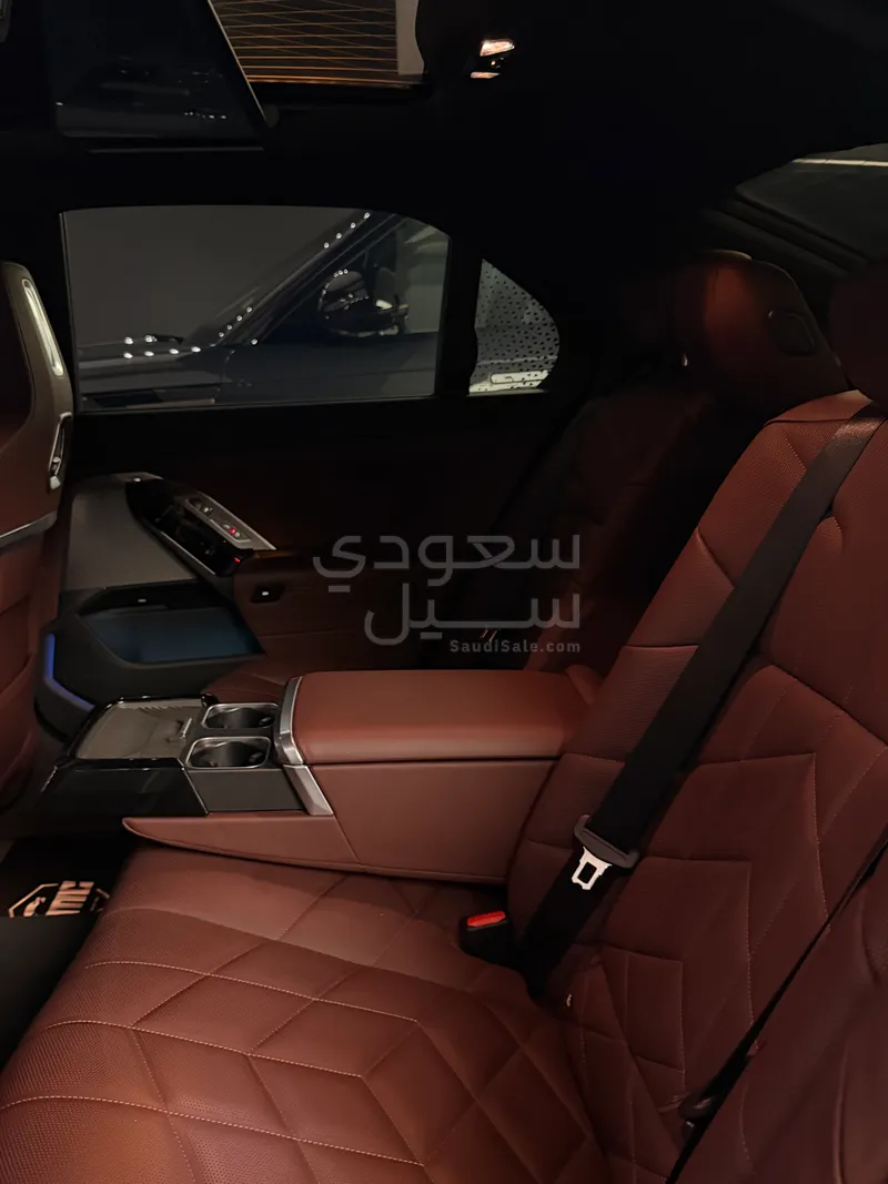 2025 بي ام دبليو الفئة السابعة 735أي