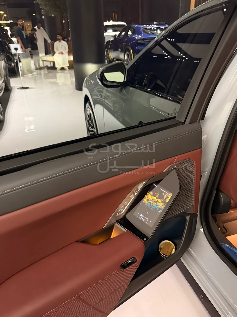 2025 بي ام دبليو الفئة السابعة 735أي