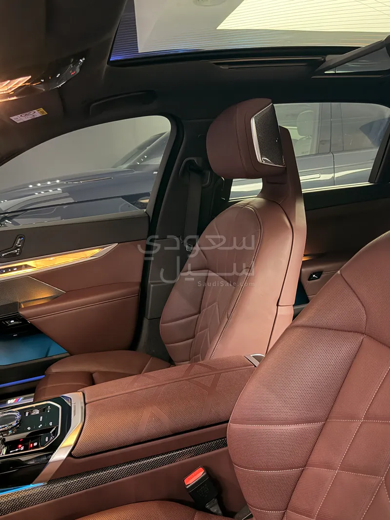 2025 بي ام دبليو الفئة السابعة 735أي