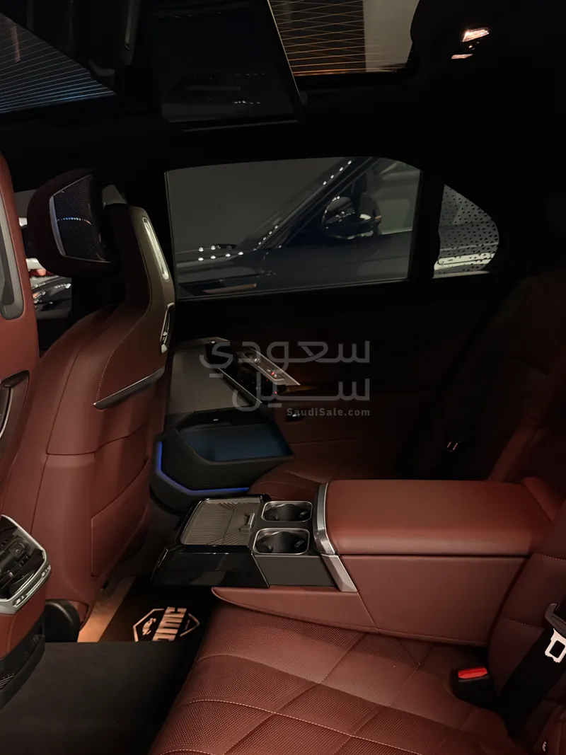 2025 بي ام دبليو الفئة السابعة 735أي