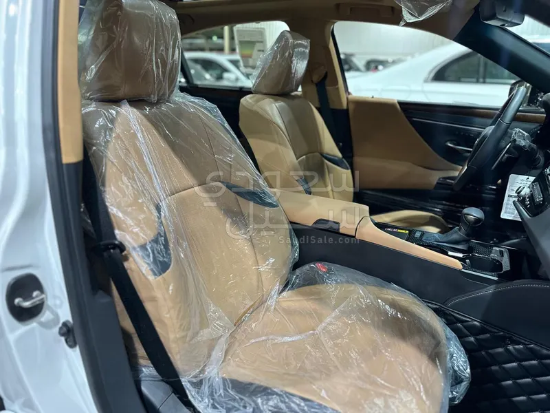 2025 لكزس إي إس 350