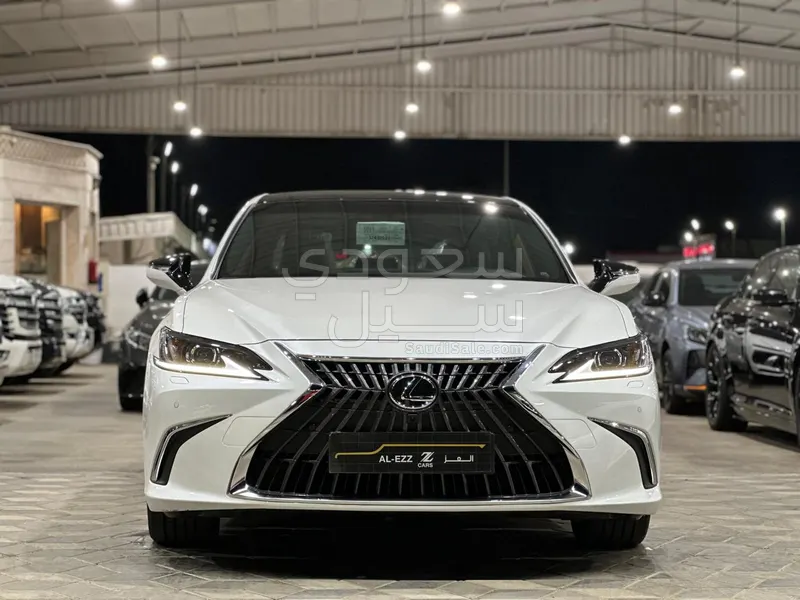 2025 لكزس إي إس 350