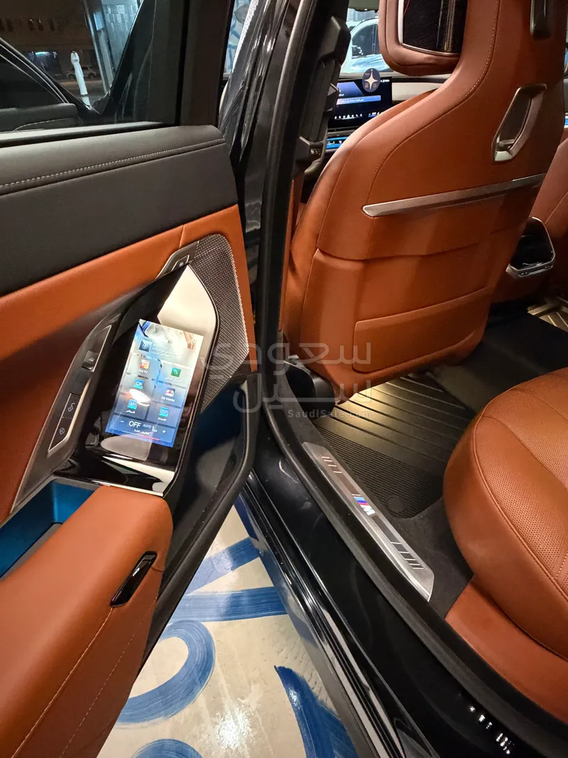 2026 بي ام دبليو الفئة السابعة 735 إل أي إنديفيجوال