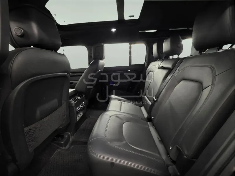 2025 Land Rover Defender 110 X dynamic