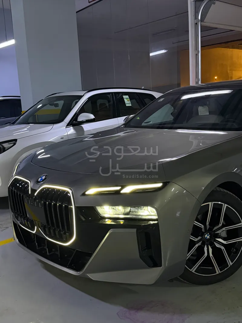 2025 بي ام دبليو الفئة السابعة 735أي