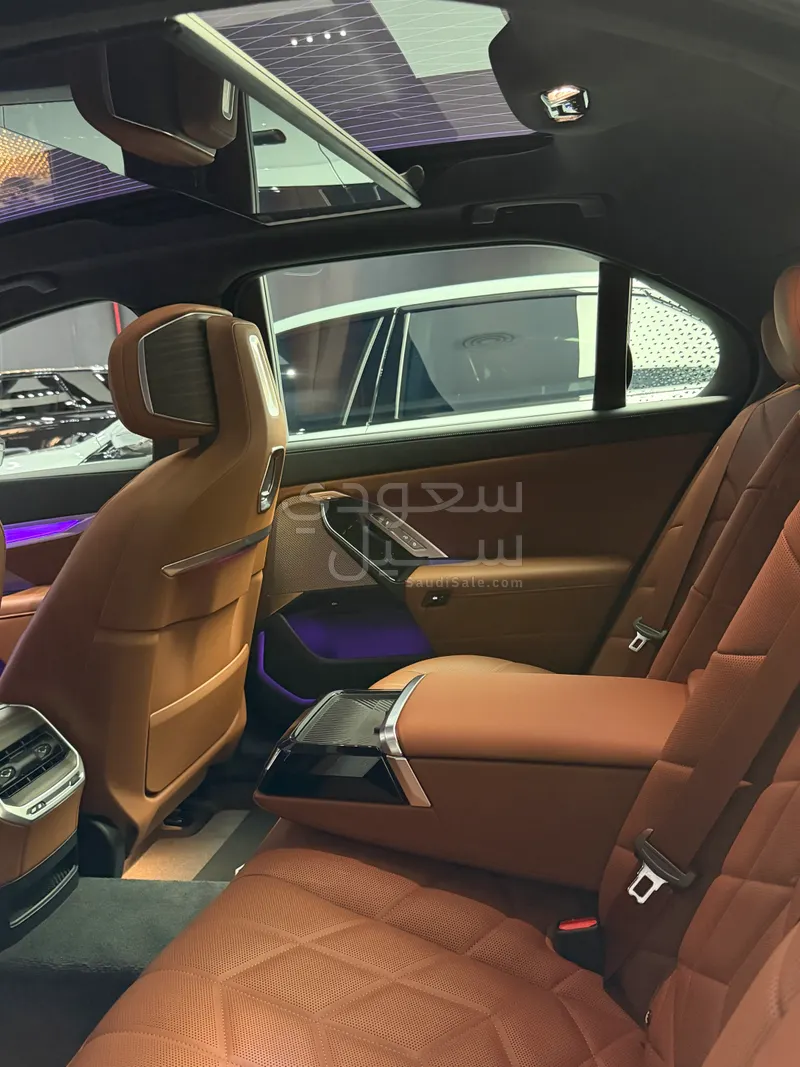 2025 بي ام دبليو الفئة السابعة 735أي