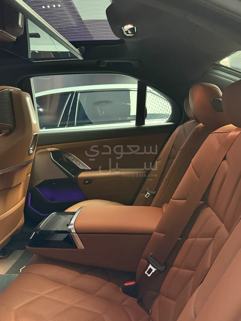 2025 بي ام دبليو الفئة السابعة 735أي