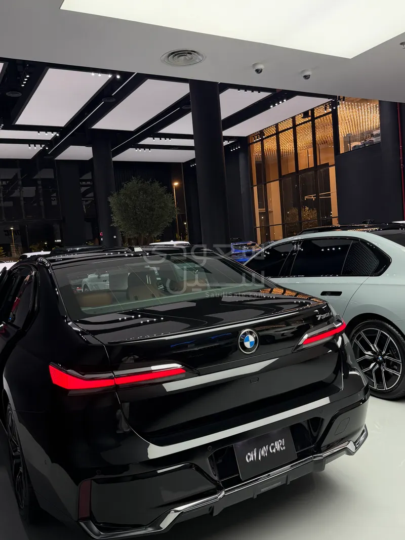 2025 بي ام دبليو الفئة السابعة 735أي