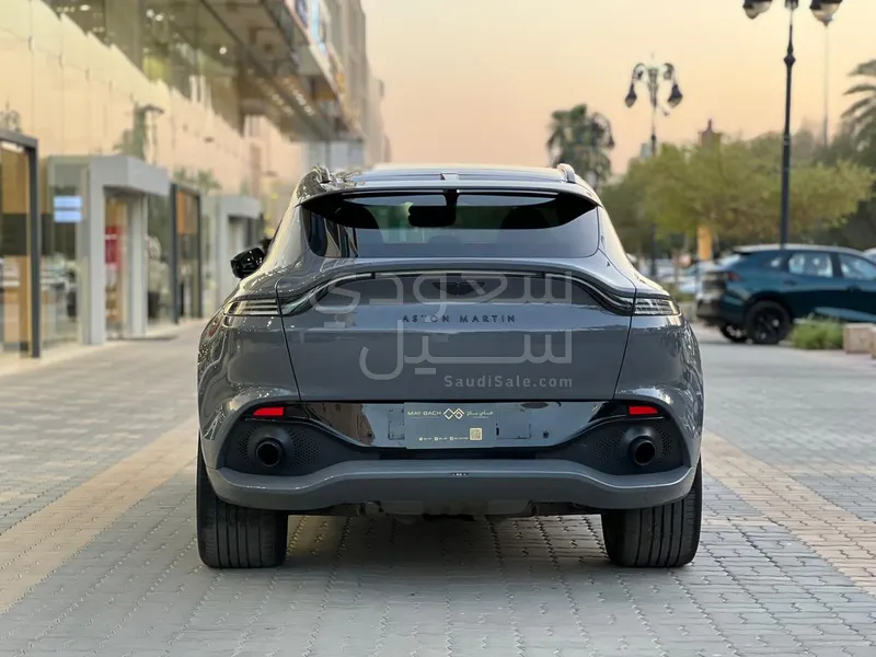 2021 استون مارتن دي بي اكس 550
