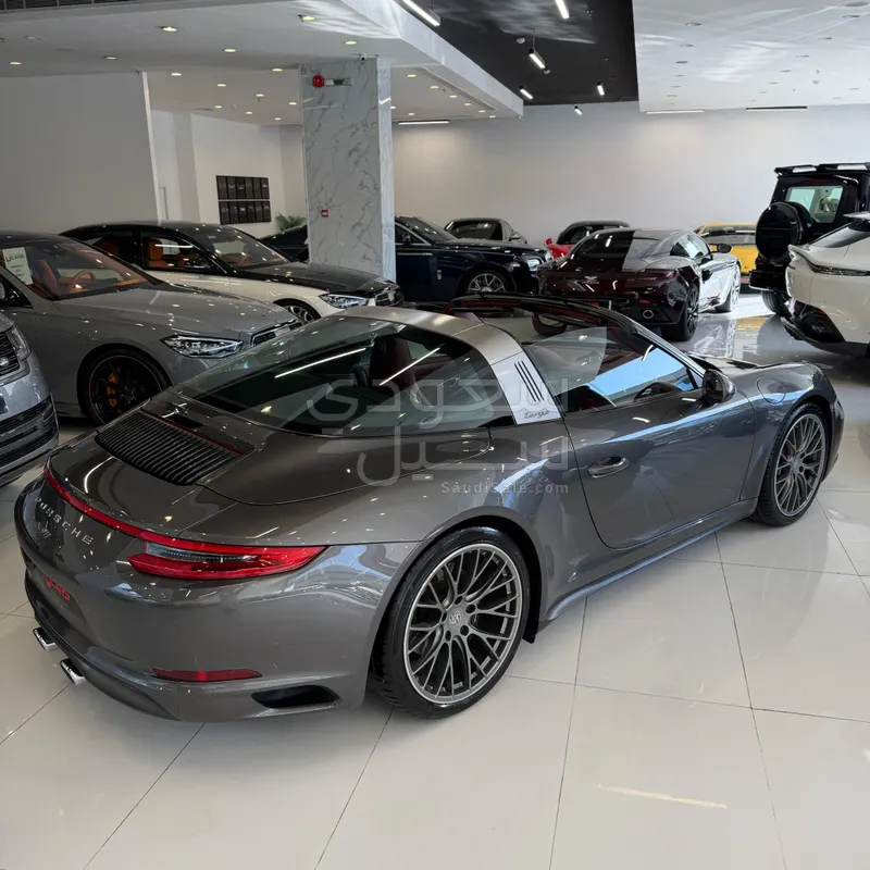 2017 بورش 911 كاريرا