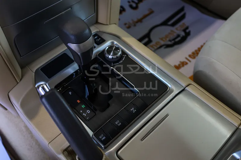 2016 تويوتا لاند كروزر جي اكس ار