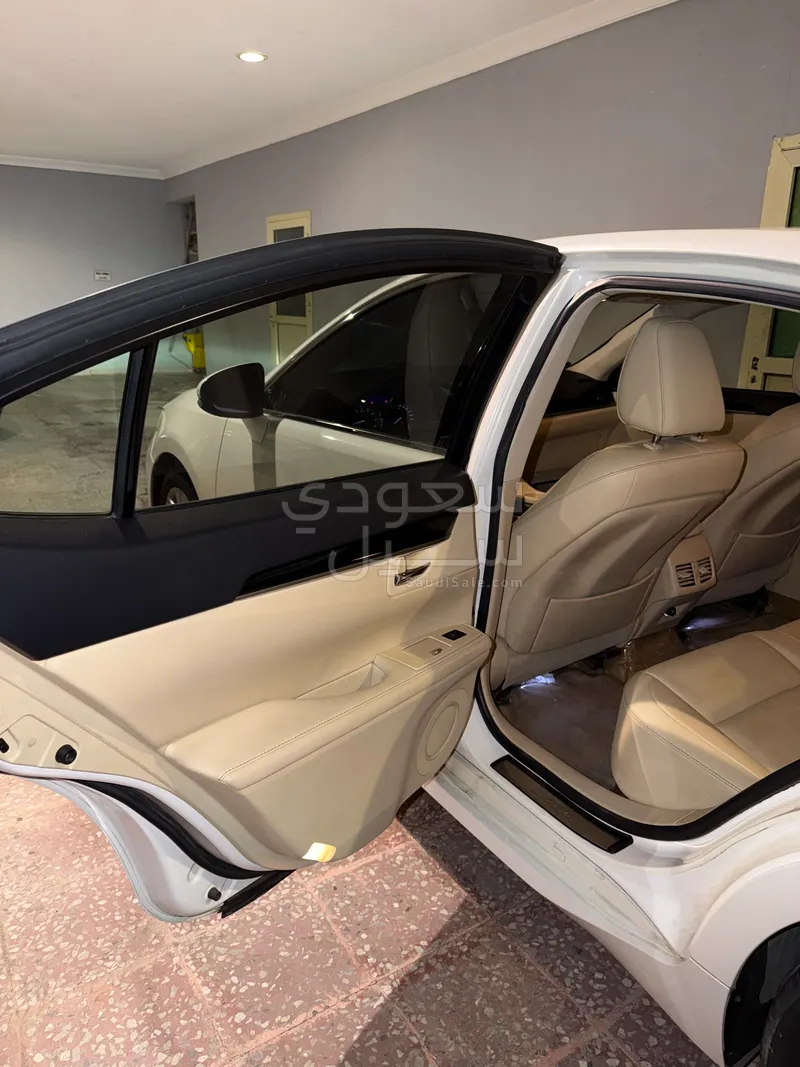 2014 لكزس إي إس 250