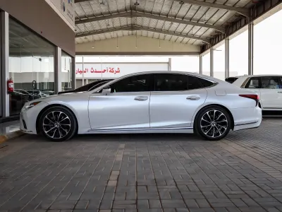 2023 لكزس إل إس 300