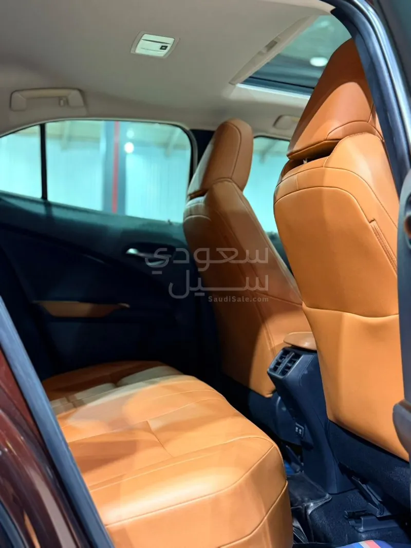 2020 لكزس يو إكس 200