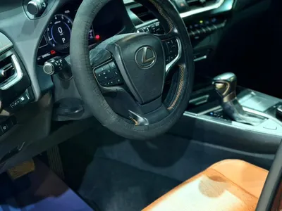 2020 لكزس يو إكس 200