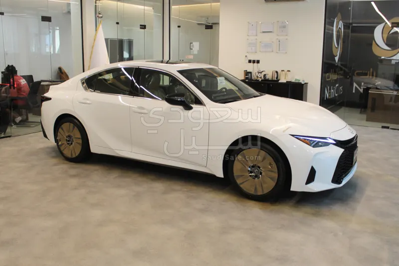 2026 لكزس آي إس 350