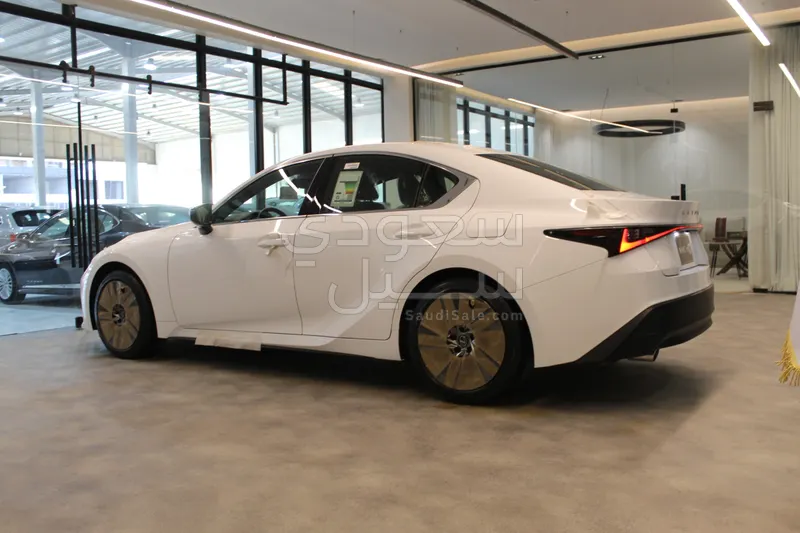 2026 لكزس آي إس 350