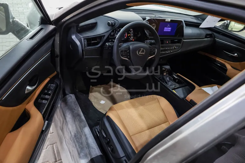 2025 لكزس إي إس 250