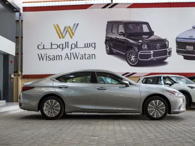 2025 لكزس إي إس 250