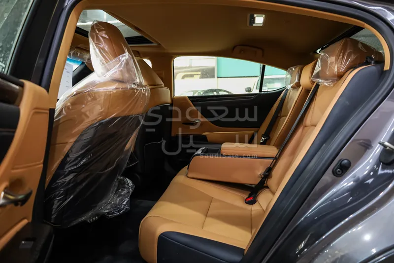 2025 لكزس إي إس 250