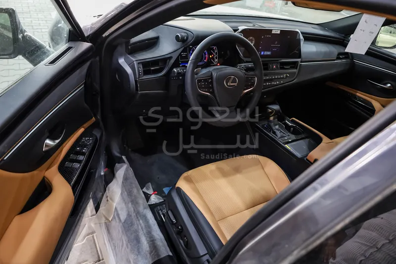 2025 لكزس إي إس 250