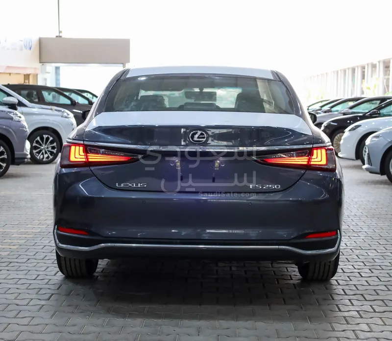 2025 لكزس إي إس 250