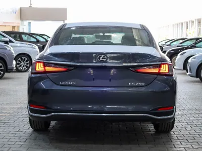 2025 لكزس إي إس 250