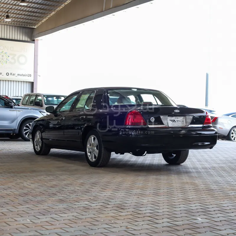 2011 فورد كراون فكتوريا