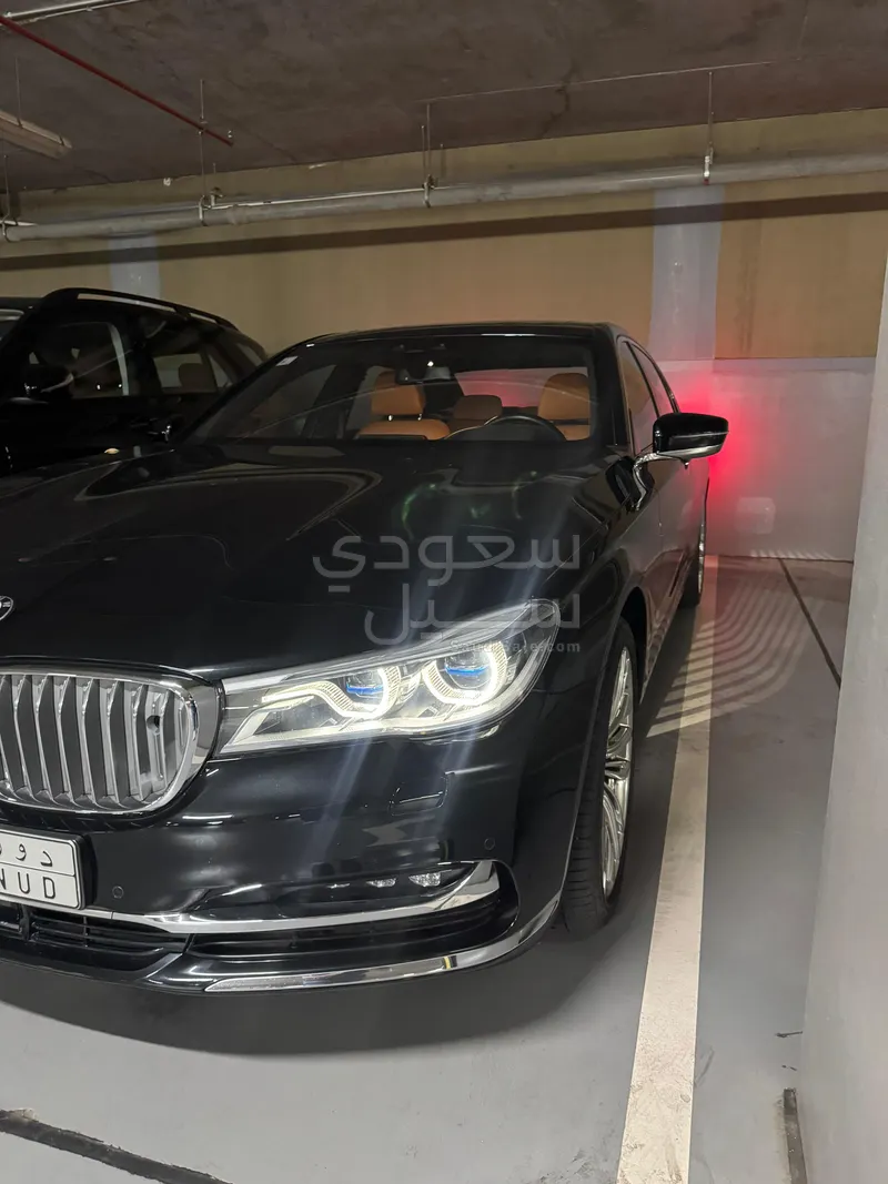 2018 بي ام دبليو الفئة السابعة 750 إل أي إنديفيجوال